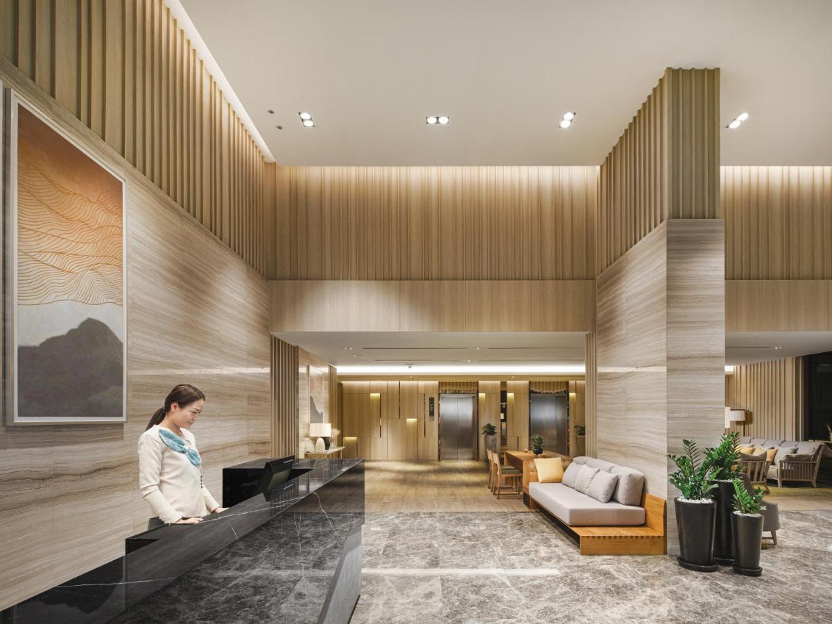 Oakwood Suites Bangkok Eksteriør billede The lobby of the hotel