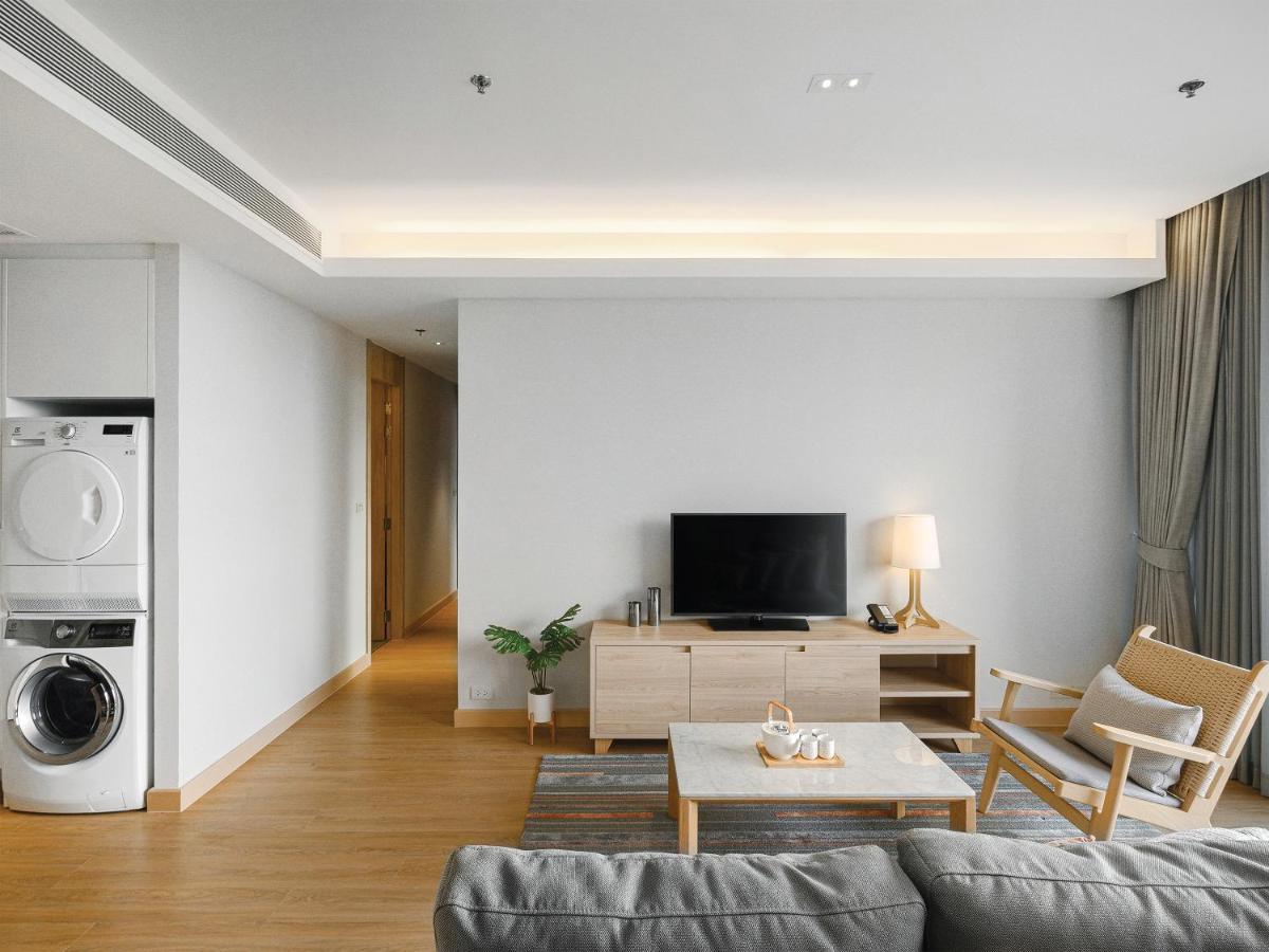 Oakwood Suites Bangkok Eksteriør billede A living room in a serviced apartment in Hong Kong