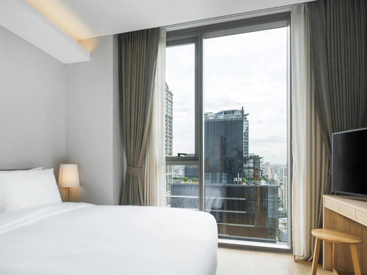 Oakwood Suites Bangkok Eksteriør billede A bedroom at the hotel
