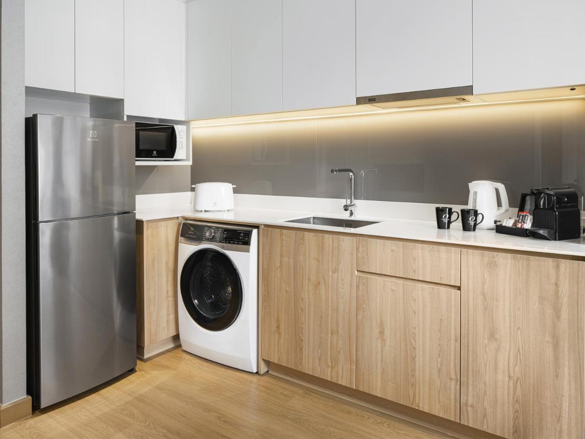Oakwood Suites Bangkok Eksteriør billede A typical kitchen in a serviced apartment