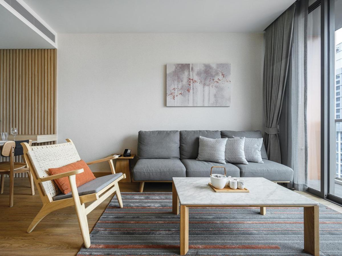 Oakwood Suites Bangkok Eksteriør billede A living room in a serviced apartment in Shanghai, China
