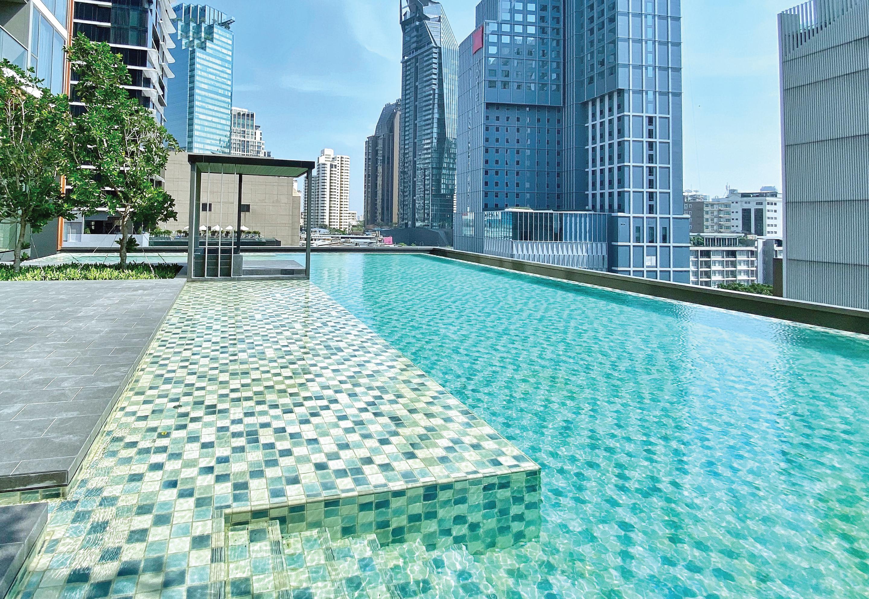 Oakwood Suites Bangkok Eksteriør billede The rooftop pool at the hotel
