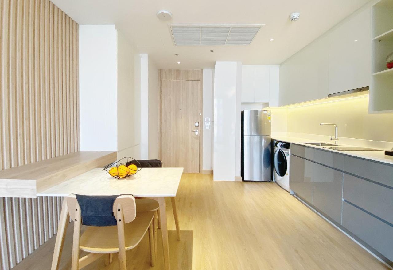 Oakwood Suites Bangkok Eksteriør billede A typical kitchen in a serviced apartment