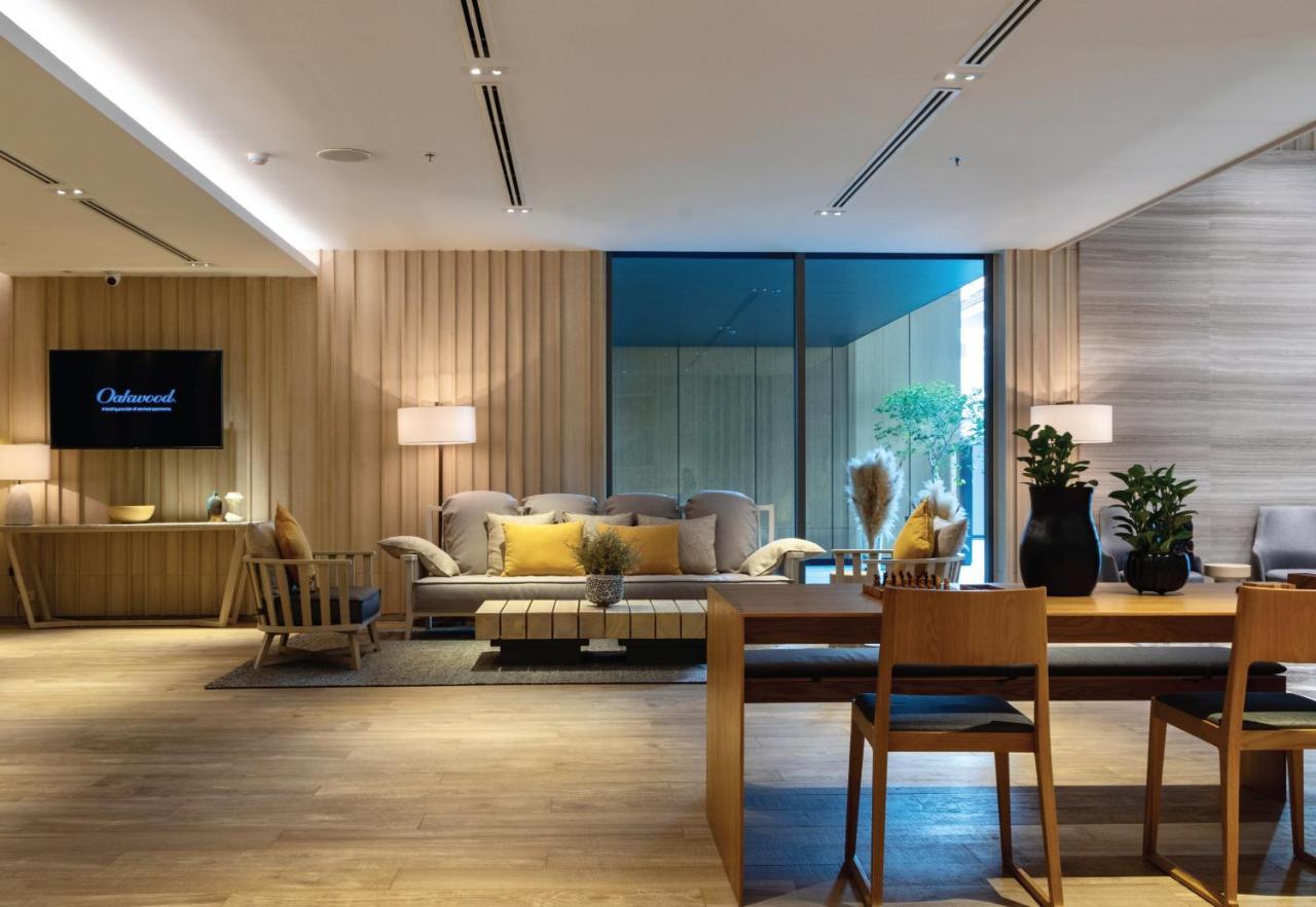 Oakwood Suites Bangkok Eksteriør billede The living room of a three-bedroom residence